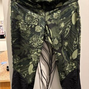 Old Navy XL Active Green and Black Capri Leggings